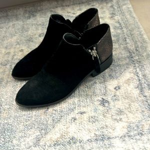 Very Volatile LA woman’s size 10 black side booties